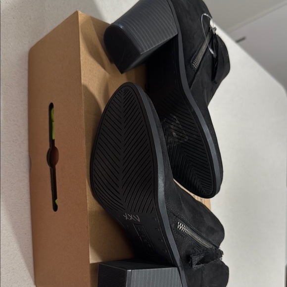 Women's Black Ankle Boots - Picture 2 of 4